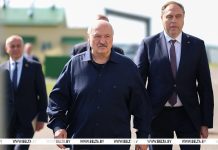 Лукашенко поручил выработать четкую программу по разведению в Беларуси красной породы коров