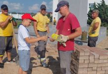 Марафон добрых дел: юный блогер Глеб Застрелов помог рабочим в жаркую погоду