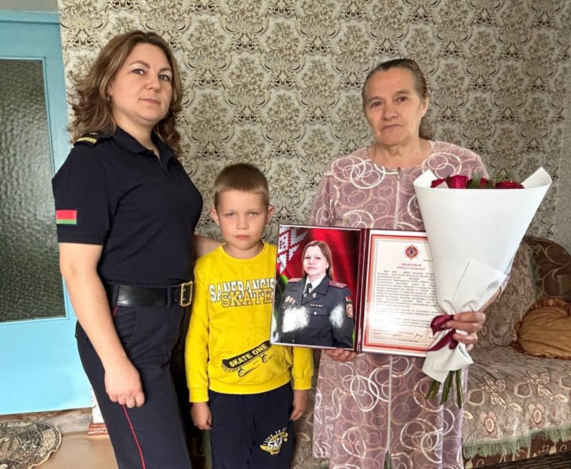 Начальник ГУВД Минского горисполкома поблагодарил мать за достойное воспитание сотрудницы милиции