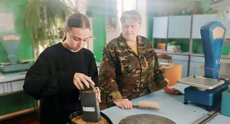 Зернышко к зернышку! Костюковичская молодежь вносит вклад в продовольственную безопасность страны