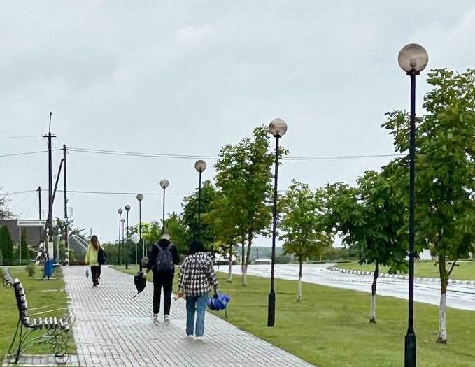 В Костюковичах на улице Комсомольской заменили старые плафоны уличных фонарей на новые