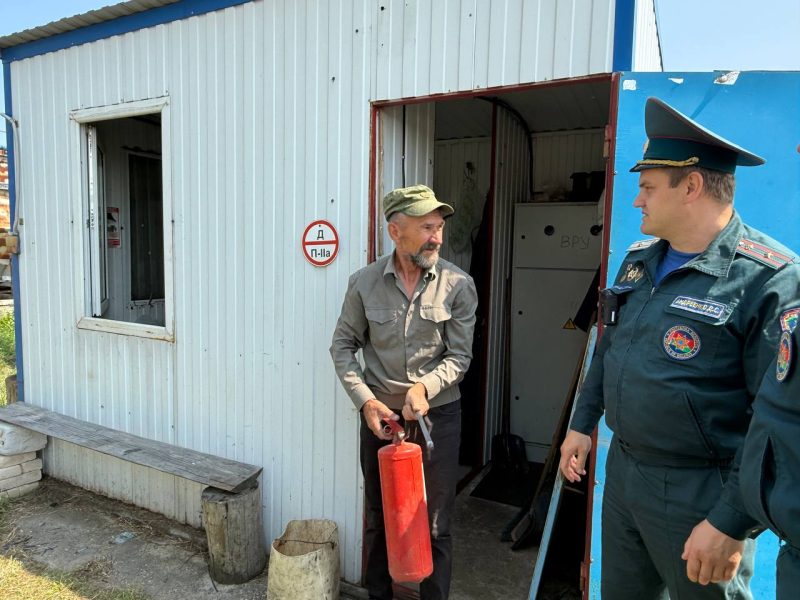 Спасатели Костюковичского районного отдела по чрезвычайным ситуациям активно проводят рейды по местам уборки и хранения зерна