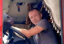 Заветную планку в 1000 тонн преодолел водитель Александр Левченко на перевозке урожая