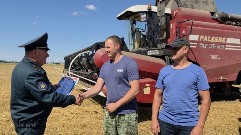 Аграрии и спасатели-пожарные Костюковщины объединились в битве за урожай