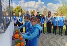 Память, застывшая в камне: юные миротворцы Белынковичей провели митинг у знаменитого «Алеши»