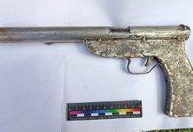 В гараже жителя Костюковичей нашли самодельный пистолет, переделанную винтовку и более сотни патронов
